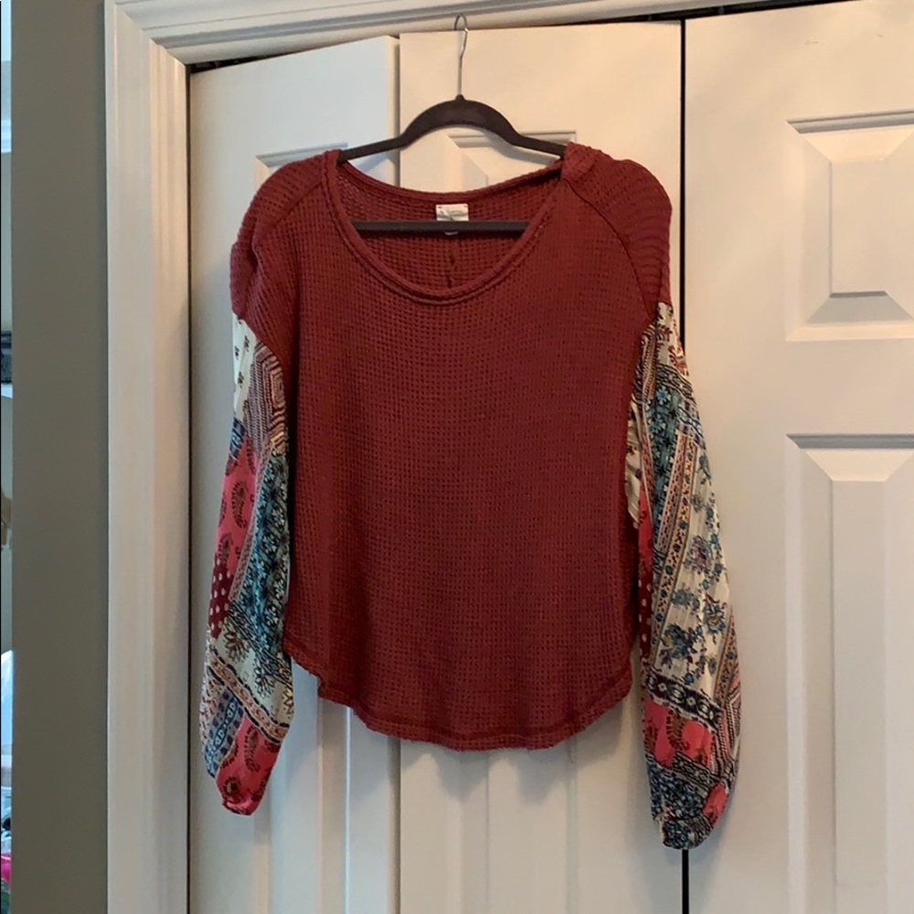 Waffle weave top with patterned sleeves